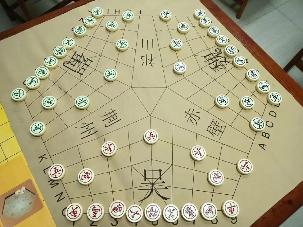三个人下的三国象棋游戏截图